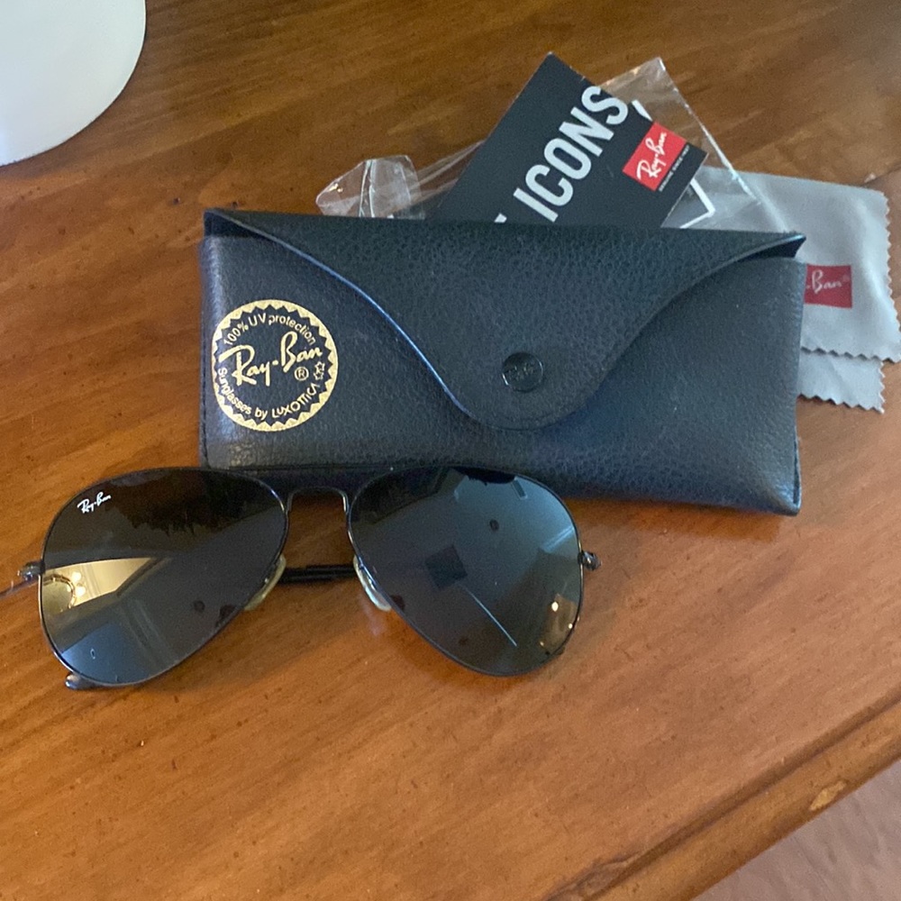 Ray-Ban classic aviator sunglasses in black. 58mm. - Picture 4 of 8